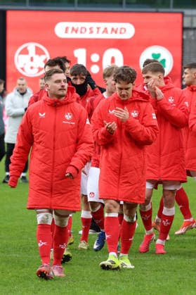 14.02.2026, xrekx, Fussball 2.Bundesliga, 1.FC Kaiserslautern - SpVgg Greuther Fuerth v.l. Spielende Marlon Ritter (1.FC Kaiserslautern) auf dem Weg zur Westkurve Anzeigetafel, Videowall, Scoreboard, Info, Werbung Endstand 1:0 (DFL DFB REGULATIONS PROHIBIT ANY USE OF PHOTOGRAPHS as IMAGE SEQUENCES and or QUASI-VIDEO) Kaiserslautern