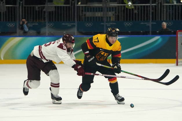 Milano Cortina, 2026 , Winter Olympic Games, Olympische Spiele, Olympia, OS Olympische Winter-Olympische spiele 2026 , Icehockey, Eishockey Männer, Men s Preliminary Round, Vorrunde, Deutschland vs Lettland Germany vs Latvia Hockey Arena Rho Milano Mailand Kaspars Daugavins, Lettland, Latvia, LAT , John Peters, GER Photocopyright Gladys Chai von der Laage *** Milano Cortina, 2026 , Winter Olympic Games, Olympic Winter Olympic Games 2026 , Icehockey, Icehockey Men, Men s Preliminary Round, Preliminary Round, Germany vs Latvia Germany vs Latvia Hockey Arena Rho Milano Milan Kaspars Daugavins, Latvia, Latvia, LAT , John Peters, GER Photocopyright Gladys Chai von der Laage