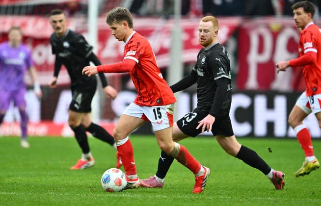 14.02.2026 - Fussball - Saison 2025 2026 - 2. Fussball - Bundesliga - 22. Spieltag: 1. FC Kaiserslautern FCK ( Rote Teufel ) - SpVgg Greuther Fürth SGF ( Kleeblatt ) - Sportfoto Zink - xwoxzix - DFL regulations prohibit any use of photographs as image sequences and or quasi-video - only for editorial use - Naatan Skyttä (15, 1. FC Kaiserslautern FCK ) Paul Will (13, SpVgg Greuther Fürth )