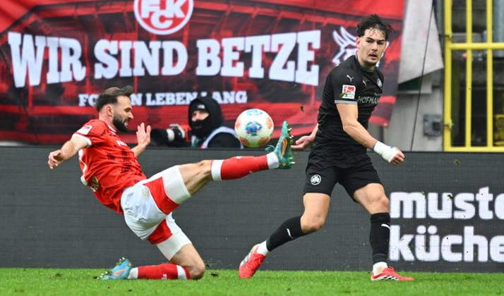 14.02.2026 - Fussball - Saison 2025 2026 - 2. Fussball - Bundesliga - 22. Spieltag: 1. FC Kaiserslautern FCK ( Rote Teufel ) - SpVgg Greuther Fürth SGF ( Kleeblatt ) - Sportfoto Zink - xwoxzix - DFL regulations prohibit any use of photographs as image sequences and or quasi-video - only for editorial use - Simon Asta (2, 1. FC Kaiserslautern FCK ) Reno Münz Muenz (5, SpVgg Greuther Fürth )
