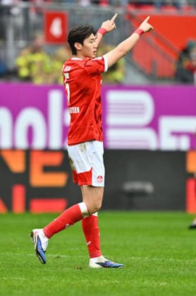 14.02.2026 - Fussball - Saison 2025 2026 - 2. Fussball - Bundesliga - 22. Spieltag: 1. FC Kaiserslautern FCK ( Rote Teufel ) - SpVgg Greuther Fürth SGF ( Kleeblatt ) - Sportfoto Zink - xwoxzix - DFL regulations prohibit any use of photographs as image sequences and or quasi-video - only for editorial use - Ji-Soo Jisoo Kim (5, 1. FC Kaiserslautern FCK ) zeigt deutet
