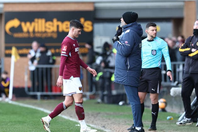 Burton Albion v West Ham United, FA Cup RED CARD - West Ham United midfielder Freddie Potts (32) walks past his manager having been sent off during the FA Cup match between Burton Albion and West Ham United at the Pirelli Stadium, Burton upon Trent, UK on 14 February 2026. Burton upon Trent Pirelli Stadium Staffordshire UK Editorial use only DataCo restrictions apply See www.football-dataco.com , Copyright: xJohnxMallettx PSI-23741-0097