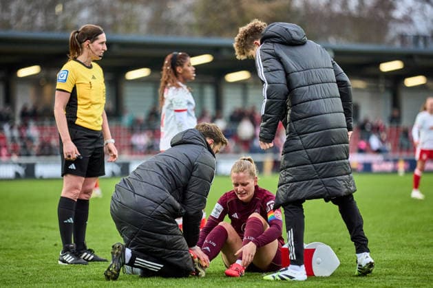 14.02.2026, GER, Frauenfußball, BL, 2025 2026, RB Leipzig - 1. FC Nürnberg Luisa Guttenberger (4, FC Nürnberg), Verletzungsbehandlung Leipzig Trainingszentrum der Roten Bulle Sachsen Deutschland