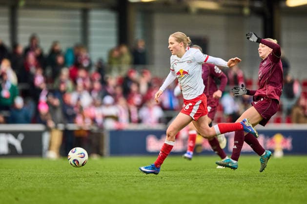 14.02.2026, GER, Frauenfußball, BL, 2025 2026, RB Leipzig - 1. FC Nürnberg Emilia Asgeirsdottir (8, RB Leipzig), Freisteller, Aktion, jagt dem Ball nach Leipzig Trainingszentrum der Roten Bulle Sachsen Deutschland