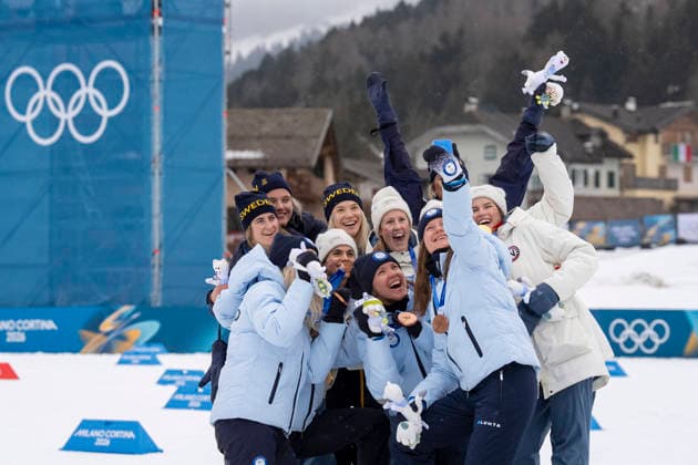 Cross-Country Skiing - Milano Cortina 2026 Winter Olympics: Day 8 Silver medallists Sweden s Jonna Sundling, Sweden s Frida Karlsson, Sweden s Ebba Andersson and Sweden s Linn Svahn, gold medallists Norway s Heidi Weng, Norway s Karoline Simpson-Larsen, Norway s Astrid Oeyre Slind and Norway s Kristin Austgulen Fosnaes, and Bronze medallists Finland s Jasmi Joensuu, Finland s Vilma Ryytty, Finland s Kerttu Niskanen and Finland s Johanna Matintalo celebrate on the podium for the cross-country women s 4 x 7,5km relay event of the Milano Cortina 2026 Winter Olympic Games, Olympische Spiele, Olympia, OS at Tesero Cross-Country Skiing Stadium in Lago di Tesero (Val di Fiemme), on February 14, 2026 Tesero Italy  Copyright: xAndrzejxIwanczukx originalFilename:iwanczuk-crosscou260214_nppU2.jpg