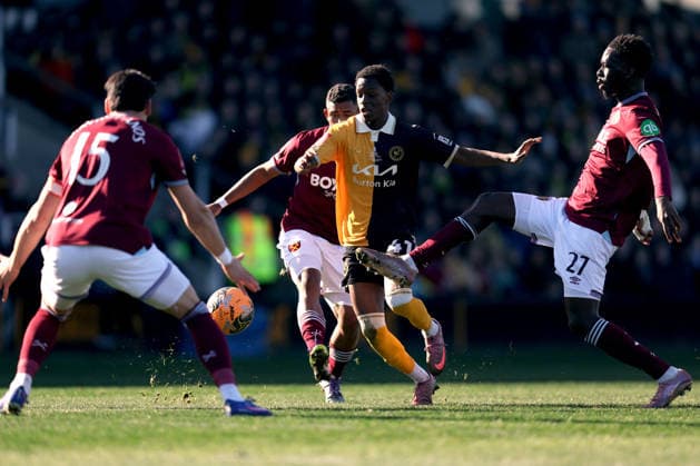 Burton Albion v West Ham Utd. 14 February 2026, Burton - Emirates FA Cup, Fourth Round - Burton Albion v West Ham United - Soungoutou Magassa of West Ham United fouls Sulyman Sankareh of Burton Albion - Photo: Charlotte Wilson Offside. Burton-upon-Trent UK Copyright: xCharlottexWilsonx xOffsidexOffside