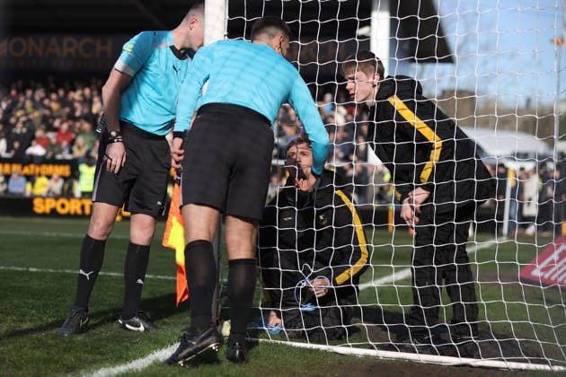Burton Albion v West Ham Utd. 14 February 2026, Burton - Emirates FA Cup, Fourth Round - Burton Albion v West Ham United - match officials speak to Burton ground staff as the try to fix a broken goal net - Photo: Charlotte Wilson Offside. Burton-upon-Trent UK Copyright: xCharlottexWilsonx xOffsidexOffside