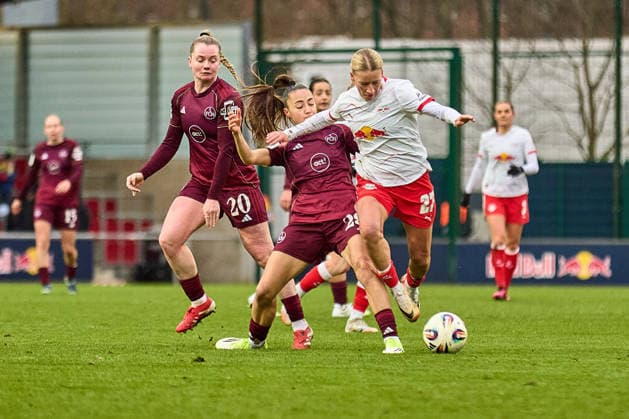 14.02.2026, GER, Frauenfußball, BL, 2025 2026, RB Leipzig - 1. FC Nürnberg Marlene Müller (27, RB Leipzig), Aktion, wird gefoult Leipzig Trainingszentrum der Roten Bulle Sachsen Deutschland