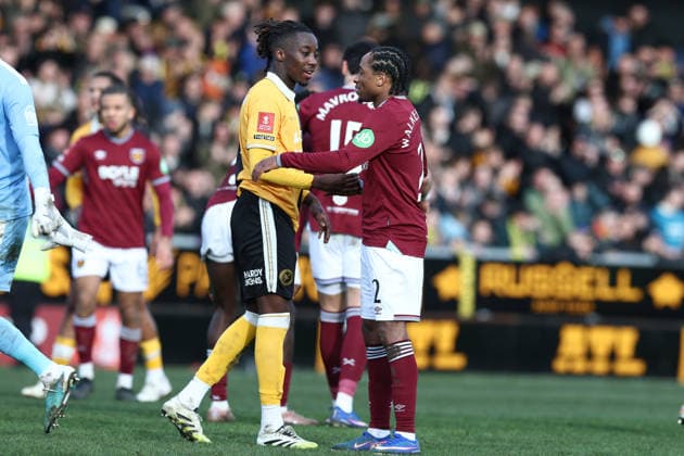 Burton Albion v West Ham United, FA Cup Players shakje hands at the end of the FA Cup match between Burton Albion and West Ham United at the Pirelli Stadium, Burton upon Trent, UK on 14 February 2026. Burton upon Trent Pirelli Stadium Staffordshire UK Editorial use only DataCo restrictions apply See www.football-dataco.com , Copyright: xJohnxMallettx PSI-23741-0103