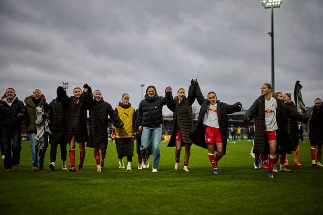 14.02.2026, GER, Frauenfußball, BL, 2025 2026, RB Leipzig - 1. FC Nürnberg Mannschaft, RB Leipzig, feiert den Sieg vor Fans Leipzig Trainingszentrum der Roten Bulle Sachsen Deutschland