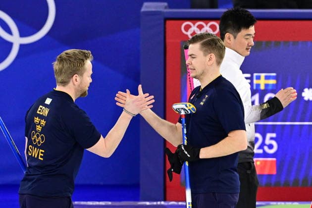 CORTINA, ITALIEN 20260214 Niklas Edin och Christoffer Sundgren Lag Edin under herrarnas gruppspelsmatch, omgang 5, mellan Kina och Sverige i OS-curlingen i Cortina. *** Bilden ingar i SPORTPAKET. För övriga BETALBILD ** CORTINA ITALIEN x10030x *** CORTINA, ITALY 20260214 Niklas Edin and Christoffer Sundgren Team Edin during the mens group stage match, round 5, between China and Sweden in the Olympic curling in Cortina Picture in SPORTPAKET For others PAYPICTURE CORTINA ITALY x10030x  Copyright: xJonasxEkströmer TTx OS 2026 CURLING HERRAR KINA-SVERIGE