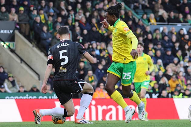 Norwich City v West Bromwich Albion Emirates FA Cup Paris Maghoma of Norwich and Krystian Bielik of West Bromwich Albion in action during the Emirates FA Cup Fourth Round match at Carrow Road, Norwich 14 02 2026 Commissioned for use in Newsquest Norfolk titles only. All other titles fees apply. UK Newspapers OUT Copyright: xPaulxChestertonx FIL-22967-0092
