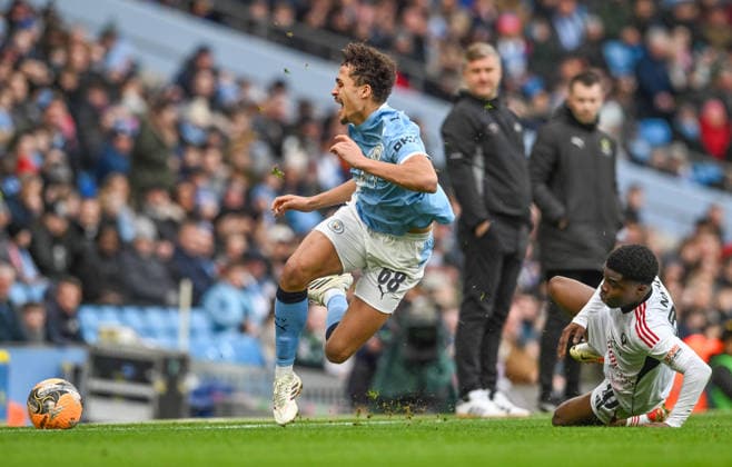 Manchester City v Salford City Emirates FA Cup Max Alleyne of Manchester City is fouled by Kelly NMai of Salford City during the Emirates FA Cup Fourth Round match at the Etihad Stadium, Manchester 14 02 2026 UK Newspapers OUT Copyright: xKarlxVallantinex FIL-22981-0024