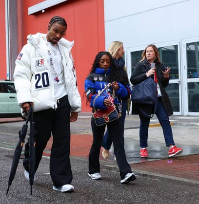 February 14, 2026, Rho, Lombardy, Italy: US legendary gymnast SIMONE BILES and her husband JONATHAN OWENS walk towards the Milano Speed skating, Eisschnelllauf arena to attend the Men s 500m of the Speed Skating at the Milano Cortina 2026 Winter Olympic Games, Olympische Spiele, Olympia, OS Rho Italy - ZUMAc179 20260214_oly_c179_002 Copyright: xMickaelxChavetx