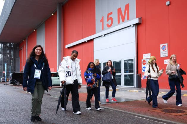 February 14, 2026, Rho, Lombardy, Italy: US legendary gymnast SIMONE BILES and her husband JONATHAN OWENS walk towards the Milano Speed skating, Eisschnelllauf arena to attend the Men s 500m of the Speed Skating at the Milano Cortina 2026 Winter Olympic Games, Olympische Spiele, Olympia, OS Rho Italy - ZUMAc179 20260214_oly_c179_006 Copyright: xMickaelxChavetx
