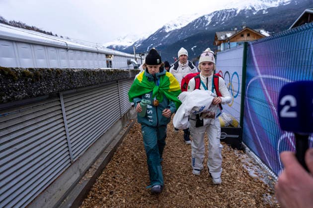 Winter Olympics Milan Corina 2026 Olympics 2026 Bormio, Italy 20260214. Lucas Pinheiro Braathen from Brazil on his way with his support team to win Olympic Gold in the men s alpine giant slalom during the Winter Olympics in Milan Cortina 2026. Photo: Cornelius Poppe NTB Bormio Italy EDITORIAL USE ONLY. RESTRICTED USE FOR BETTING COMPANIES Ref:_SPOxO8ISktNwl4.jpg *** Winter Olympics Milan Corina 2026 Olympics 2026 Bormio, Italy 20260214 Lucas Pinheiro Braathen from Brazil on his way with his support team to win Olympic Gold in the men s alpine giant slalom during the Winter Olympics in Milan Cortina 2026 Photo Cornelius Poppe NTB Bormio Italy EDITORIAL USE ONLY RESTRICTED USE FOR BETTING COMPANIES  Copyright: xCorneliusxPoppex xNTBx