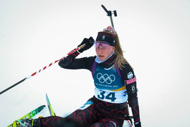 Antholz, Italien 14. Februar 2026: Biathlon Sprint Frauen 7,5 km - Olympia 2026 Im Bild: Julia Tannheimer (GER) erschöpft im Zielbereich. Anterselva Biathlon Arena *** Antholz, Italy 14 February 2026 Biathlon Sprint Women 7.5 km Olympia 2026 In the picture Julia Tannheimer GER exhausted in the finish area Anterselva Biathlon Arena Copyright: xFotostandx xHettichx