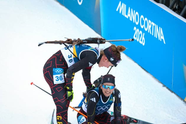 Antholz, Italien 14. Februar 2026: Biathlon Sprint Frauen 7,5 km - Olympia 2026 Im Bild: v.li. Selina Grotian (GER) und Franziska Preuss (GER) im Zielbereich. Anterselva Biathlon Arena *** Antholz, Italy 14 February 2026 Biathlon Sprint Women 7.5 km Olympia 2026 In the picture from left Selina Grotian GER and Franziska Preuss GER in the finish area Anterselva Biathlon Arena Copyright: xFotostandx xHettichx