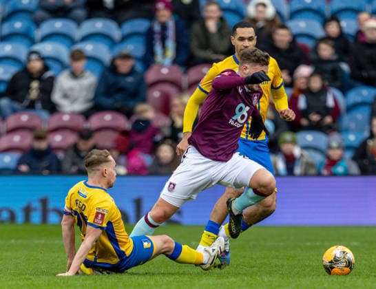 Burnley v Mansfield Town Emirates FA Cup Jacob Bruun Larsen of Burnley is fouled by Louis Reed of Mansfield Town during the Emirates FA Cup Fourth Round match at Turf Moor, Burnley 14 02 2026 UK Newspapers OUT Copyright: xJamesxHarrisonx FIL-22978-0015