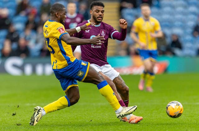 Burnley v Mansfield Town Emirates FA Cup Lyle Foster of Burnley battles for the ball with Adedji Oshilaja of Mansfield Town during the Emirates FA Cup Fourth Round match at Turf Moor, Burnley 14 02 2026 UK Newspapers OUT Copyright: xJamesxHarrisonx FIL-22978-0019
