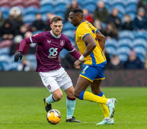 Burnley v Mansfield Town Emirates FA Cup Jacob Bruun Larsen of Burnley battles for the ball with Lucas Akins of Mansfield Town during the Emirates FA Cup Fourth Round match at Turf Moor, Burnley 14 02 2026 UK Newspapers OUT Copyright: xJamesxHarrisonx FIL-22978-0021