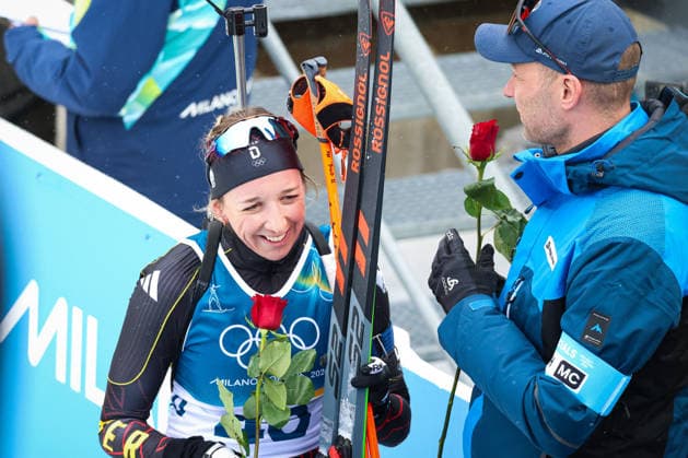 Antholz, Italien 14. Februar 2026: Biathlon Sprint Frauen 7,5 km - Olympia 2026 Im Bild: Franziska Preuss (GER) mit einer Rose zum Valentinstag im Zielbereich. Anterselva Biathlon Arena *** Antholz, Italy 14 February 2026 Biathlon Sprint Women 7.5 km Olympia 2026 In the picture Franziska Preuss GER with a Valentines Day rose in the finish area Anterselva Biathlon Arena Copyright: xFotostandx xHettichx