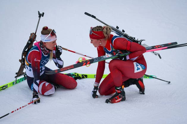 Antholz, Italien 14. Februar 2026: Biathlon Sprint Frauen 7,5 km - Olympia 2026 Im Bild: v.li. Anna Gandler (AUT) und Amy Baserga (SUI) im Zielbereich. Anterselva Biathlon Arena *** Antholz, Italy 14 February 2026 Biathlon Sprint Women 7.5 km Olympia 2026 In the picture from left Anna Gandler AUT and Amy Baserga SUI in the finish area Anterselva Biathlon Arena Copyright: xFotostandx xHettichx
