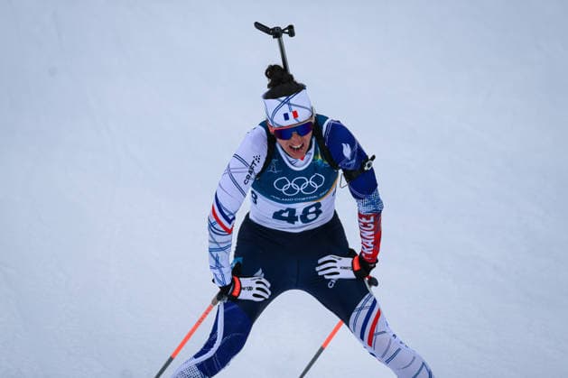 Antholz, Italien 14. Februar 2026: Biathlon Sprint Frauen 7,5 km - Olympia 2026 Im Bild: Julia Simon (FRA) erschöpft im Zielbereich. Anterselva Biathlon Arena *** Antholz, Italy 14 February 2026 Biathlon Sprint Women 7.5 km Olympia 2026 In the picture Julia Simon FRA exhausted in the finish area Anterselva Biathlon Arena Copyright: xFotostandx xHettichx