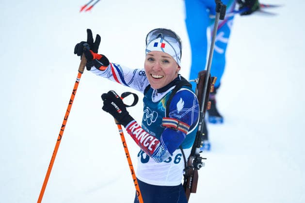 Antholz, Italien 14. Februar 2026: Biathlon Sprint Frauen 7,5 km - Olympia 2026 Im Bild: Oceane Michelon (FRA) lächelnd gestikulierend im Zielbereich. Anterselva Biathlon Arena *** Antholz, Italy 14 February 2026 Biathlon Sprint Women 7.5 km Olympia 2026 In the picture Oceane Michelon FRA smiling and gesticulating in the finish area Anterselva Biathlon Arena Copyright: xFotostandx xHettichx