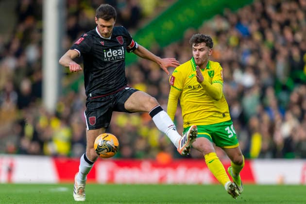 Norwich City v West Bromwich Albion - Emirates FA Cup Fourth Round Mathias Kvistgaarden of Norwich City and Krystian Bielik of West Bromwich Albion battle for the ball during the Emirates FA Cup match between Norwich City and West Bromwich Albion at Carrow Road in Norwich, on February 14, 2026. Norwich Norfolk United Kingdom  Copyright: xMIxNewsx originalFilename:fletcher-norwichc260214_npECf.jpg