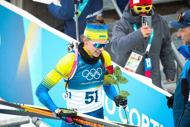 Antholz, Italien 14. Februar 2026: Biathlon Sprint Frauen 7,5 km - Olympia 2026 Im Bild: Olena Horodna (UKR) mit roter Rose zum Valentinstag im Zielbereich. Anterselva Biathlon Arena *** Antholz, Italy February 14, 2026 Biathlon Sprint Women 7.5 km Olympia 2026 In the picture Olena Horodna UKR with red rose for Valentines Day in the finish area Anterselva Biathlon Arena Copyright: xFotostandx xHettichx