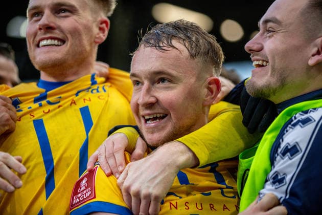 Burnley v Mansfield Town Emirates FA Cup Louis Reed of Mansfield Town celebrates with his team-mates after scoring his sides second goal during the Emirates FA Cup Fourth Round match at Turf Moor, Burnley 14 02 2026 UK Newspapers OUT Copyright: xJamesxHarrisonx FIL-22978-0035