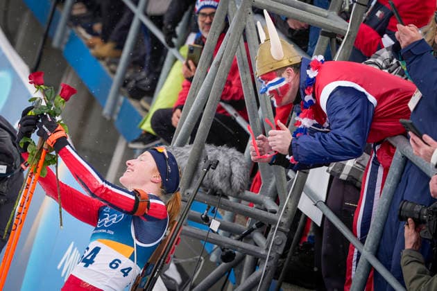 Winter Olympics in Milan Cortina 2026 Anterselva, Italy 20260214. Gold medalist Maren Kirkeeide takes a selfie with a fan after the 7.5 km women s biathlon sprint during the Winter Olympics in Milan Cortina 2026. Photo: Heiko Junge NTB Anterselva Italy EDITORIAL USE ONLY. RESTRICTED USE FOR BETTING COMPANIES Ref:_SPOI349OxXDScI.jpg *** Winter Olympics in Milan Cortina 2026 Anterselva, Italy 20260214 Gold medalist Maren Kirkeeide takes a selfie with a fan after the 7 5 km women s biathlon sprint during the Winter Olympics in Milan Cortina 2026 Photo Heiko Junge NTB Anterselva Italy EDITORIAL USE ONLY RESTRICTED USE FOR BETTING COMPANIES  Copyright: xHeikoxJungex xNTBx
