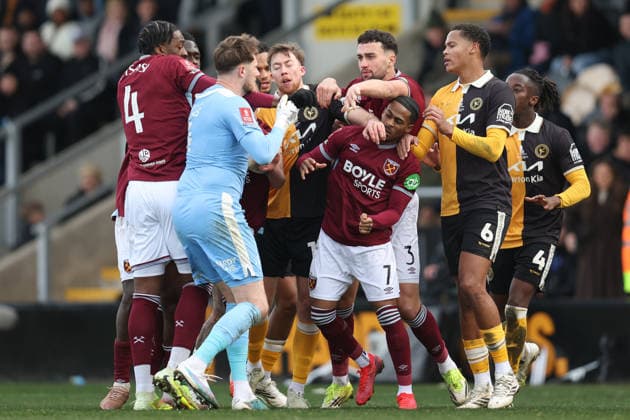 Burton v West Ham 14 February 2026, Burton - Emirates FA Cup, Fourth Round - Burton Albion v West Ham United - Crysencio Summerville of West Ham United is in the centre of a scuffle amongst players - Photo: Charlotte Wilson Offside. Burton UK Copyright: xCharlottexWilsonx xOffsidexOffside