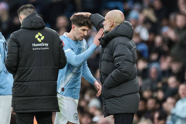 Emirates FA Cup 4th Round Manchester City v Salford City Pep Guardiola manager of Manchester City pats John Stones of Manchester City on the head as he™s subbed during the Emirates FA Cup 4th Round match Manchester City vs Salford City at Etihad Stadium, Manchester, United Kingdom on 14 February 2026 (Photo by Mark Cosgrove News Images) Manchester Etihad Stadium Greater Manchester United, ManU Kingdom Copyright: xMarkxCosgrove NewsxImagesx