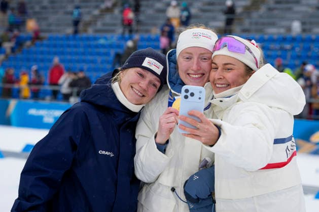 Winter Olympics in Milan Cortina 2026 Anterselva, Italy 20260214. Juni Arnekleiv and Ingrid Tandrevold take a selfie with gold medalist Maren Kirkeeide after the 7.5 km sprint women s biathlon during the Winter Olympics in Milan Cortina 2026. Photo: Heiko Junge NTB Anterselva Italy EDITORIAL USE ONLY. RESTRICTED USE FOR BETTING COMPANIES Ref:_SPOelytnIHnyJ8.jpg *** Winter Olympics in Milan Cortina 2026 Anterselva, Italy 20260214 Juni Arnekleiv and Ingrid Tandrevold take a selfie with gold medalist Maren Kirkeeide after the 7 5 km sprint women s biathlon during the Winter Olympics in Milan Cortina 2026 Photo Heiko Junge NTB Anterselva Italy EDITORIAL USE ONLY RESTRICTED USE FOR BETTING COMPANIES  Copyright: xHeikoxJungex xNTBx