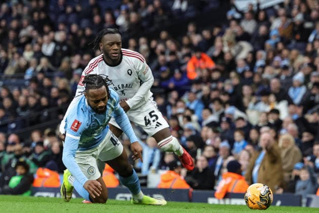 Emirates FA Cup 4th Round Manchester City v Salford City Antonie Semenyo of Manchester City is fouled by Rosaire Longelo of Salford City during the Emirates FA Cup 4th Round match Manchester City vs Salford City at Etihad Stadium, Manchester, United Kingdom on 14 February 2026 (Photo by Mark Cosgrove News Images) Manchester Etihad Stadium Greater Manchester United, ManU Kingdom Copyright: xMarkxCosgrove NewsxImagesx