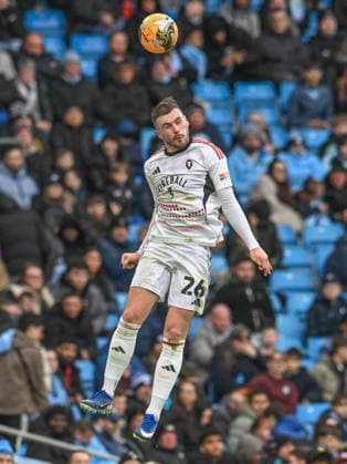 Manchester City v Salford City Emirates FA Cup Ryan Graydon of Salford City wins a header during the Emirates FA Cup Fourth Round match at the Etihad Stadium, Manchester 14 02 2026 UK Newspapers OUT Copyright: xKarlxVallantinex FIL-22981-0057