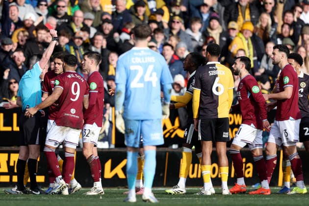 Burton Albion v West Ham United - Emirates FA Cup Fourth Round Freddie Potts of West Ham United is shown a Red card and sent off by referee Lewis Smith during the Emirates FA Cup Fourth Round match between Burton Albion and West Ham United on February 14, 2026 in Burton-upon-Trent, England. WARNING! This Photograph May Only Be Used For Newspaper And Or Magazine Editorial Purposes. May Not Be Used For Publications Involving 1 player, 1 Club Or 1 Competition Without Written Authorisation From Football DataCo Ltd. For Any Queries, Please Contact Football DataCo Ltd on +44 (0) 207 864 9121 Burton-upon-Trent Pirelli Stadium England United Kingdom Copyright: xAllstarxPicturexLibraryxLtdx