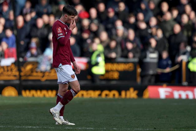 Burton Albion v West Ham United - Emirates FA Cup Fourth Round Freddie Potts of West Ham United leaves the field after been sent off during the Emirates FA Cup Fourth Round match between Burton Albion and West Ham United on February 14, 2026 in Burton-upon-Trent, England. WARNING! This Photograph May Only Be Used For Newspaper And Or Magazine Editorial Purposes. May Not Be Used For Publications Involving 1 player, 1 Club Or 1 Competition Without Written Authorisation From Football DataCo Ltd. For Any Queries, Please Contact Football DataCo Ltd on +44 (0) 207 864 9121 Burton-upon-Trent Pirelli Stadium England United Kingdom Copyright: xAllstarxPicturexLibraryxLtdx