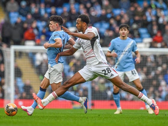 Manchester City v Salford City Emirates FA Cup Phil Foden of Manchester City Zach Awe of Salford City during the Emirates FA Cup Fourth Round match at the Etihad Stadium, Manchester 14 02 2026 UK Newspapers OUT Copyright: xKarlxVallantinex FIL-22981-0058
