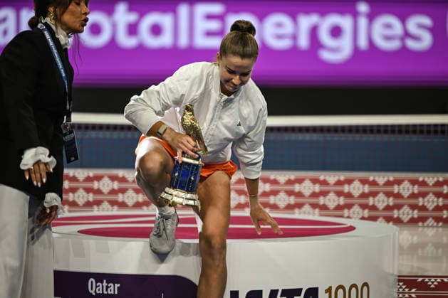 Qatar TotalEnergies Open 2026 - Singles Final DOHA, QATAR FEBRUARY 14: Karolina Muchova of the Czech Republic holds the Golden Falcon trophy after defeating Victoria Mboko of Canada in the singles final on Day Seven of the Qatar TotalEnergies Open, part of the Hologic WTA, Tennis Damen Tour, at the Khalifa International Tennis and Squash Complex on February 14, 2026 in Doha, Qatar. Doha Qatar  Copyright: xArturxWidakx originalFilename:widak-qatartot260214_npdcJ.jpg