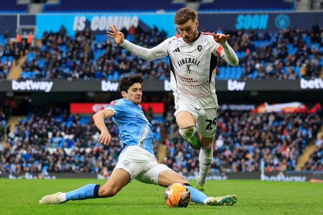 Manchester City v Salford City, FA Cup Luke Garbutt (29) of Salford City is challenged by Abdukodir Khusanov (45) of Manchester City during the FA Cup match between Manchester City and Salford City at the Etihad Stadium, Manchester, UK on 14 February 2026. Manchester Etihad Stadium Manchester UK Editorial use only DataCo restrictions apply See www.football-dataco.com , Copyright: xConorxMolloyx PSI-23752-0076