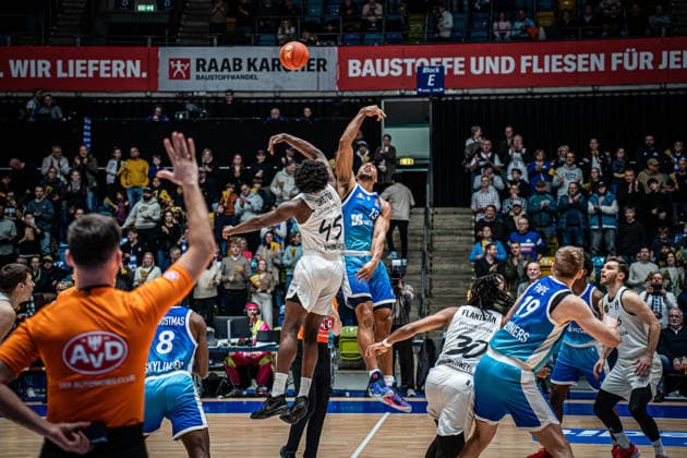 14.02.2026, xhfmx, Basketball easyCredit BBL Bundesliga, Frankfurt Skyliners - Braunschweig Löwen v.l. Oluwasimisola Shittu (Basketball Löwen Braunschweig) und Jaedon LeDee (Skyliners Frankfurt) (DFL DFB REGULATIONS PROHIBIT ANY USE OF PHOTOGRAPHS as IMAGE SEQUENCES and or QUASI-VIDEO) Frankfurt am Main