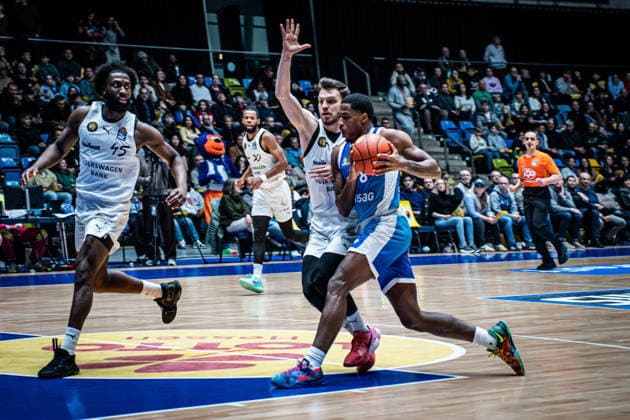 14.02.2026, xhfmx, Basketball easyCredit BBL Bundesliga, Frankfurt Skyliners - Braunschweig Löwen v.l. Luka Sculka (Basketball Löwen Braunschweig), William Christmas (Skyliners Frankfurt) (DFL DFB REGULATIONS PROHIBIT ANY USE OF PHOTOGRAPHS as IMAGE SEQUENCES and or QUASI-VIDEO) Frankfurt am Main
