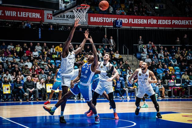 14.02.2026, xhfmx, Basketball easyCredit BBL Bundesliga, Frankfurt Skyliners - Braunschweig Löwen v.l. Oluwasimisola Shittu (Basketball Löwen Braunschweig), William Christmas (Skyliners Frankfurt) (DFL DFB REGULATIONS PROHIBIT ANY USE OF PHOTOGRAPHS as IMAGE SEQUENCES and or QUASI-VIDEO) Frankfurt am Main
