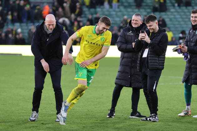 Norwich City v West Bromwich Albion Emirates FA Cup Norwich Head Coach Philippe Clement pushers a reluctant Sam Field of Norwich forward to celebrate victory with the Barlcay End at the end of the Emirates FA Cup Fourth Round match at Carrow Road, Norwich 14 02 2026 Commissioned for use in Newsquest Norfolk titles only. All other titles fees apply. UK Newspapers OUT Copyright: xPaulxChestertonx FIL-22967-0205