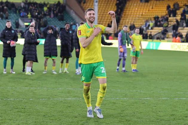 Norwich City v West Bromwich Albion Emirates FA Cup Norwich Head Coach Philippe Clement pushers a reluctant Sam Field of Norwich forward to celebrate victory with the Barlcay End at the end of the Emirates FA Cup Fourth Round match at Carrow Road, Norwich 14 02 2026 Commissioned for use in Newsquest Norfolk titles only. All other titles fees apply. UK Newspapers OUT Copyright: xPaulxChestertonx FIL-22967-0207