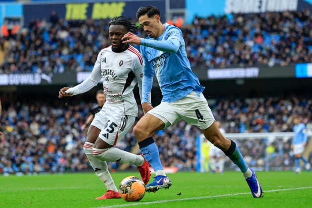 Manchester City v Salford City, FA Cup Tijjani Reijnders (4) of Manchester City and Rosaire Longelo (45) of Salford City run for the ball during the FA Cup match between Manchester City and Salford City at the Etihad Stadium, Manchester, UK on 14 February 2026. Manchester Etihad Stadium Manchester UK Editorial use only DataCo restrictions apply See www.football-dataco.com , Copyright: xConorxMolloyx PSI-23752-0079