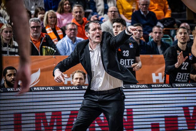1. Basketball Bundesliga, easyCredit BBL, Saison 2025 2026, Herren, Hauptrunde, 20. Spieltag, 14.02.2026, RASTA Vechta - ratiopharm Ulm Ty Harrelson (Head Coach - ratiopharm ulm) während der Partie Vechta RASTA Dome Niedersachsen Deutschland